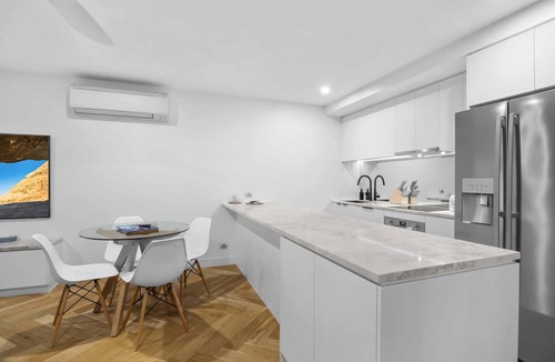 Port Melbourne Apartment | Luxe 2 Bed Apt, Seconds to Beach & Minutes to City