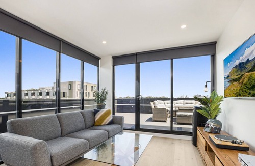 Brunswick Apartment | Luxe 3-Bed Apartment Near Lygon St Bars and Dining