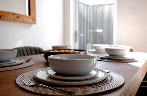 East Victoria Park Apartment | Luxe 4BR - Sleeps 8 - East Vic Park - Free Parking - Walk to Train