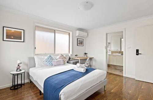 Panania House | Luxe Ensuite Queen Room in Panania - Nearby Station