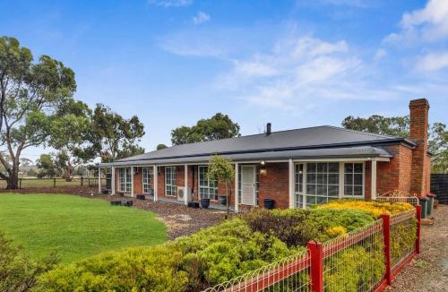 Lara House | Luxe Farmhouse with solar heated pool and bbque