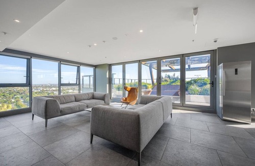 Flemington Apartment | Luxe Flemington Cityscape views Pool Gym Parking
