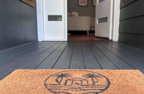 Booker Bay House | Luxe Oasis : Short stroll to beach and cafes (pet friendly)