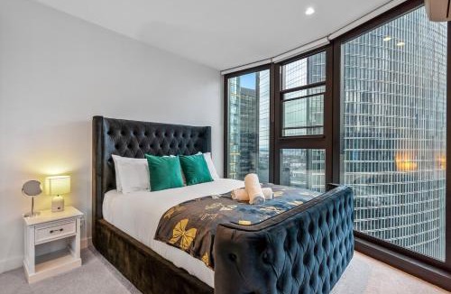 Docklands Apartment | Luxe Resort- City Views, Parking, Heated Pool, WiFi, Gym, Tram