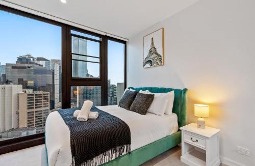 Docklands Apartment | Luxe Resort- City Views, Parking, Heated Pool, WiFi, Gym, Tram