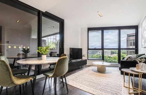 Melbourne Apartment | Luxe, Stylish & As-New Apt w Pool, Gym =& Car Park