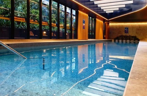 Melbourne Apartment | Luxe, Stylish & As-New Apt w Pool, Gym =& Car Park