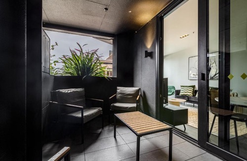 Melbourne Apartment | Luxe, Stylish & As-New Apt w Pool, Gym =& Car Park