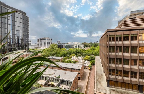 Melbourne Apartment | Luxe, Stylish & As-New Apt w Pool, Gym =& Car Park