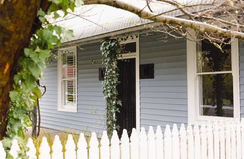 Kyneton Cottage | Luxurious 3 bedroom cottage off Historical Piper St