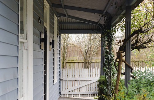 Kyneton Cottage | Luxurious 3 bedroom cottage off Historical Piper St