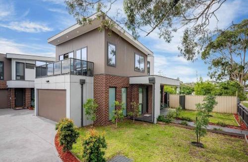 Maidstone House | Luxurious 3-Bedroom Townhouse in Charming Maidstone 7 KM TO CBD