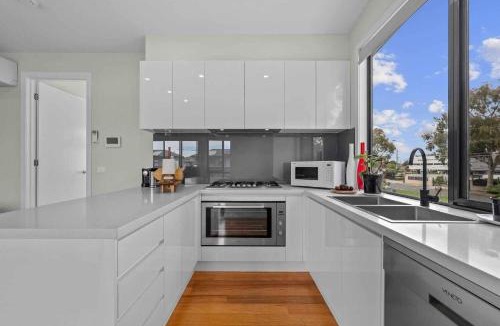 Maidstone House | Luxurious 3-Bedroom Townhouse in Charming Maidstone 7 KM TO CBD