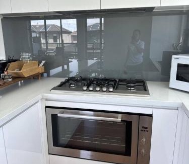 Maidstone House | Luxurious 3-Bedroom Townhouse in Charming Maidstone 7 KM TO CBD