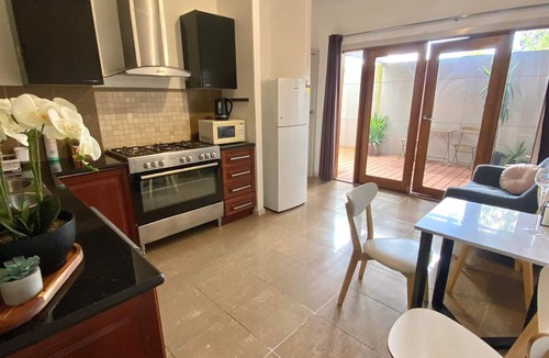 Seddon Apartment | Luxurious 3 bedroom townhouse with 2 bathrooms kitchen laundry and courtyard