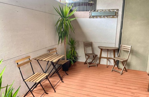 Seddon Apartment | Luxurious 3 bedroom townhouse with 2 bathrooms kitchen laundry and courtyard