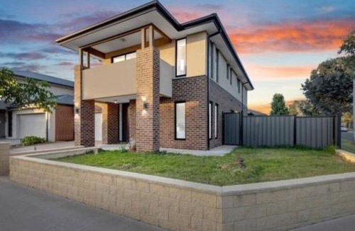 Truganina House | Luxurious 4 Bedroom Home in Prime Location