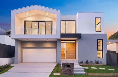 Miranda House | Luxurious 5 Bed Retreat with Pool near Gymea Village