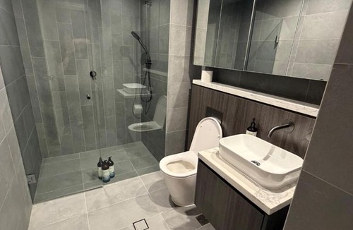 Lidcombe Apartment | Luxurious City Skyline View near Accor Stadium