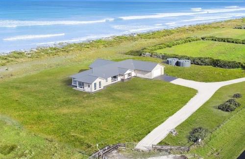 Eight Mile Creek House | Luxurious Home on the Beachside