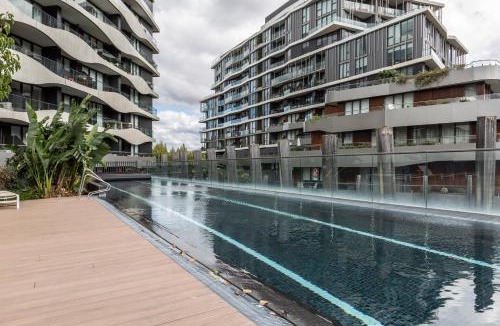 Abbotsford Apartment | LUXURIOUS RIVERSIDE RESORT STYLE APARTMENT☆POOL☆SPA☆GYM☆ROOFTOP WITH CITY VIEWS