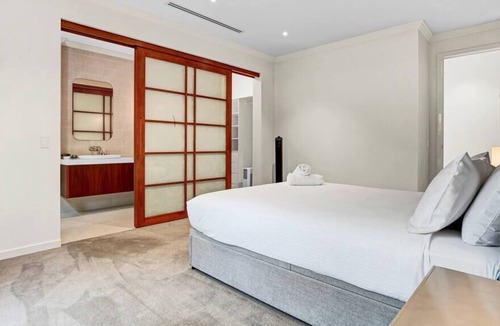 Mont Albert House | Luxurious Surrey Hills Retreat+Private Pool