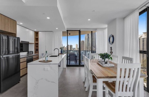 Broadbeach Apartment | Luxury 14th Floor 3 Brm Apt with Beach Views