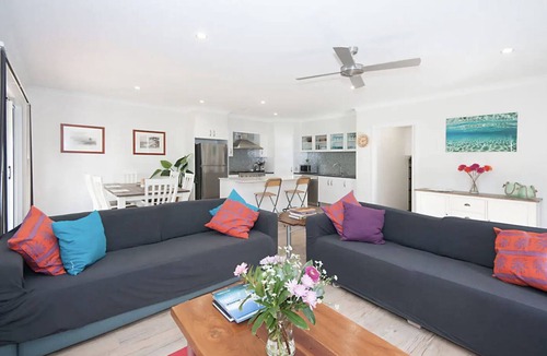 Yamba House | LUXURY 2 BED! Spacious & central to everything! 2bed 1.5 bath, wifi, garage+
