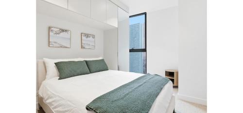 Melbourne Central Business District Apartment | Luxury 2 Bedroom High Rise CBD Apartment with Gym and Pool