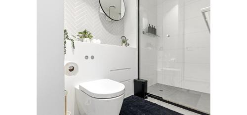 Melbourne Central Business District Apartment | Luxury 2 Bedroom High Rise CBD Apartment with Gym and Pool
