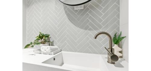 Melbourne Central Business District Apartment | Luxury 2 Bedroom High Rise CBD Apartment with Gym and Pool