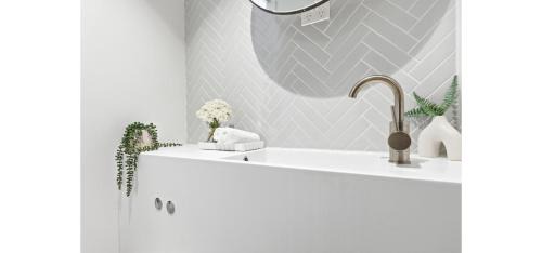 Melbourne Central Business District Apartment | Luxury 2 Bedroom High Rise CBD Apartment with Gym and Pool