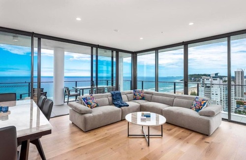 Burleigh Heads Apartment | Luxury 3 Bedroom Ocean View Apartment