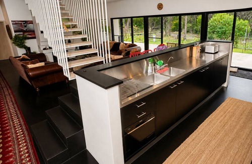 Blackheath House | Luxury 4 Queen Bedroom Home with Spa, Sauna & Fireplace -Eagle's Nest Blackheath