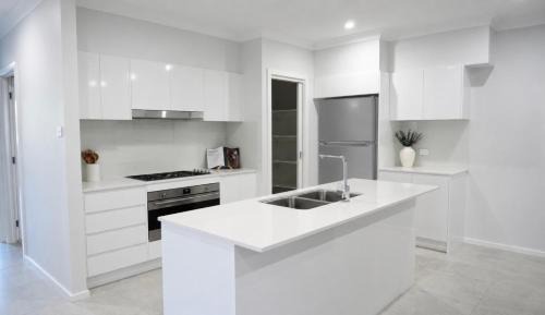 Sutherland House | Luxury 5 Bedroom Townhouse in The Shire