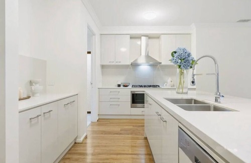 Truganina House | Luxury 5BR+5Bath Home Style, Space & Comfort EV