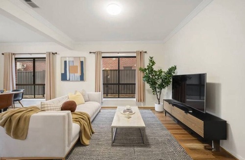 Truganina House | Luxury 5BR+5Bath Home Style, Space & Comfort EV