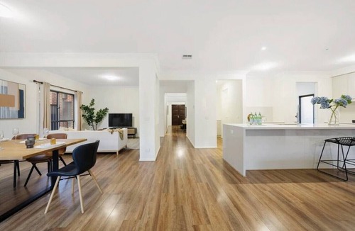 Truganina House | Luxury 5BR+5Bath Home Style, Space & Comfort EV