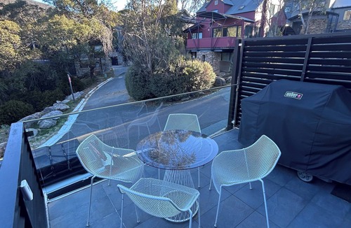 Thredbo House | Luxury 8 Berth Chalet - suitable for x2 families
