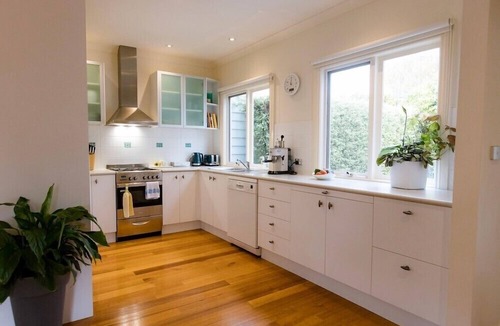 Point Lonsdale Cottage | Luxury Accessible Cottage in Point Lonsdale pet friendly King Bed Private Garden