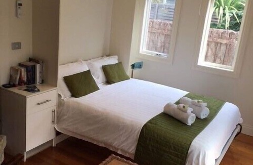 Point Lonsdale Cottage | Luxury Accessible Cottage in Point Lonsdale pet friendly King Bed Private Garden