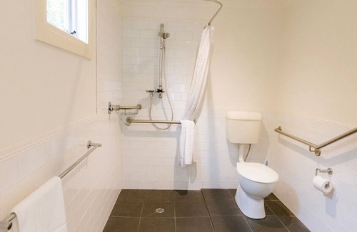 Point Lonsdale Cottage | Luxury Accessible Garden Retreat Near Beaches, Golf & Wineries
