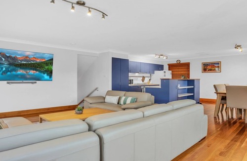 Katoomba House | Luxury Blue Mountains Retreat with Hot Tub, Sauna
