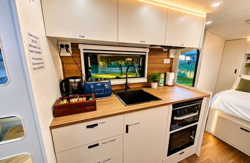 Port Macquarie House | Luxury Caravan on Hastings River-Pet Friendly