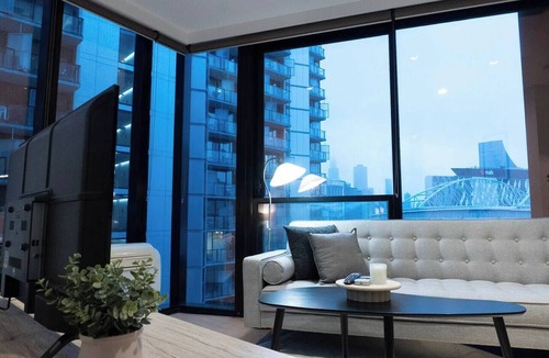 Docklands Condo | Luxury CBD LaTrobe Retreat 1BR Apt w/Pool & Gym