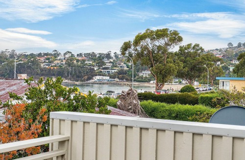 Kingston Beach House | Luxury Coastal Escape at Kingston Beach