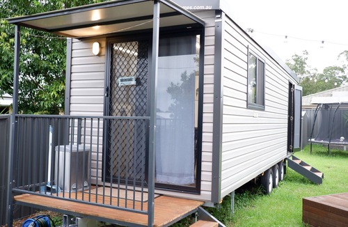 South Nowra Apartment | Luxury Couple Retreat| Spa& Fireside Tinyhome