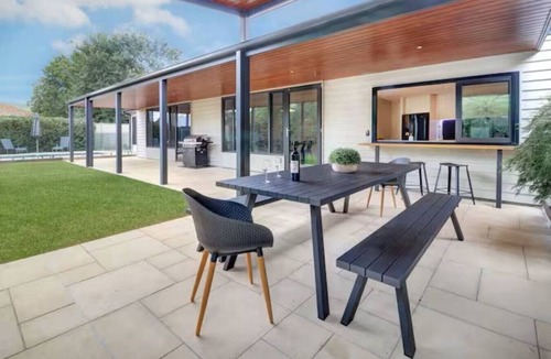 Mansfield House | Luxury Family Getaway|Pool|Open Fire|Chefs Kitchen|Sleeps 10
