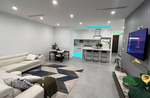 Craigieburn House | Luxury fully furnished space with modern rooms | Near Airport | 3-min. to shops