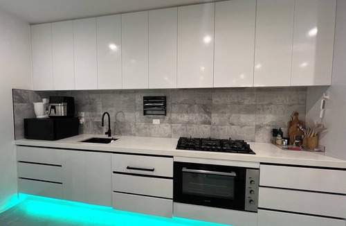 Craigieburn House | Luxury fully furnished space with modern rooms | Near Airport | 3-min. to shops